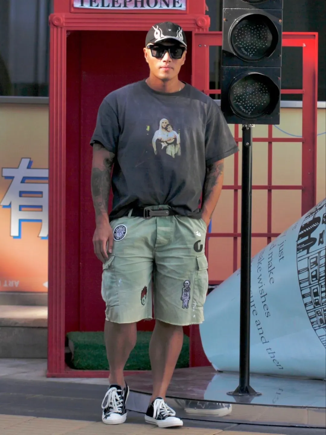 GALLERY DEPT. KENZIE FATIGUE CARGO SHORTS Patch embroidered shorts, distressed ink-splashed overalls, olive green size 30/32/34/36, heavy wash garment dyeing, jetted horse fade, washed and distressed products, each piece is slightly different, each piece is a work of art, Shimada machine embroidery, hand-splashed ink graffiti